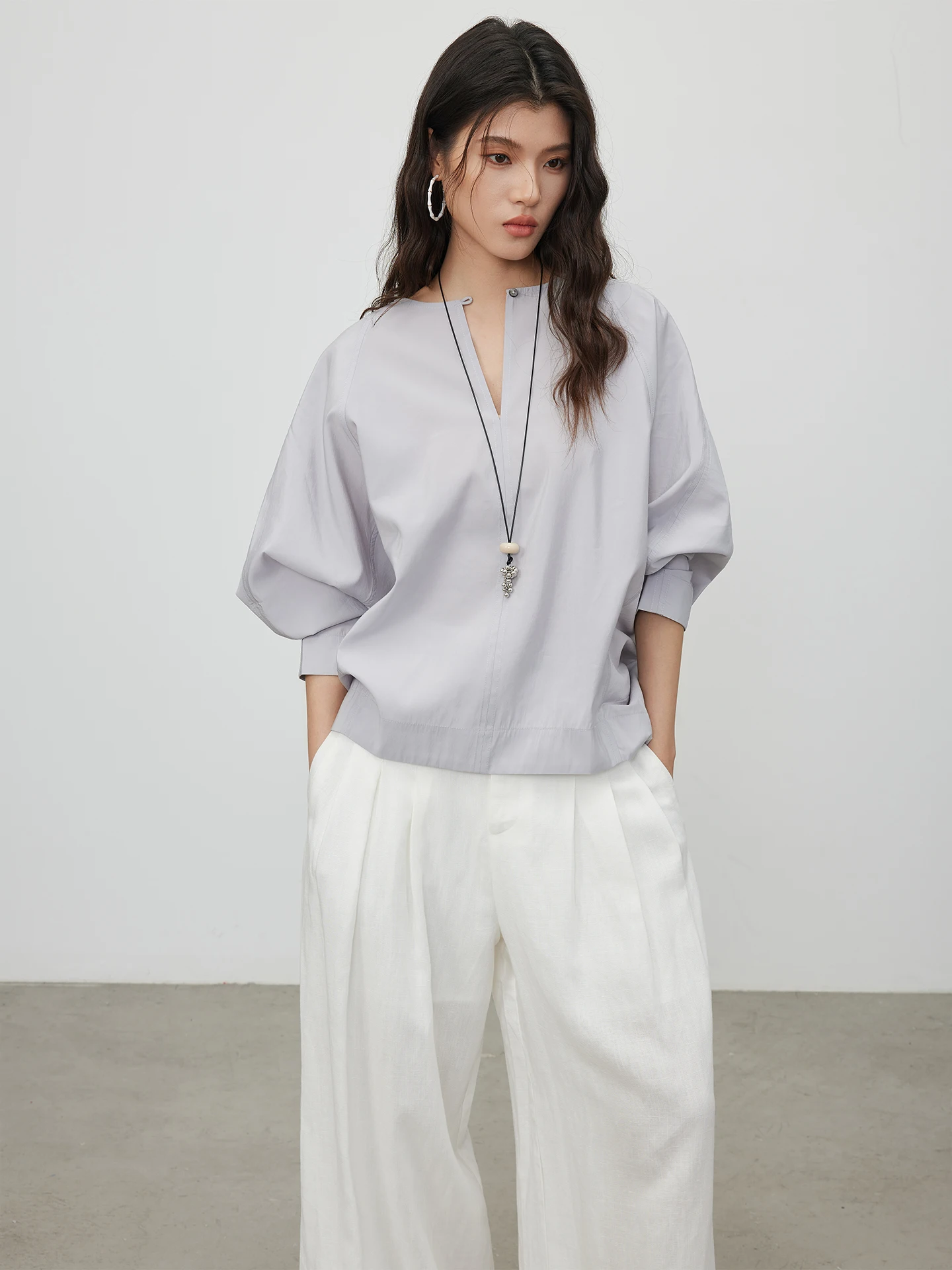 Женская блузка KEARA с шелковистой текстурой, круглым вырезом, длинными рукавами, свободного кроя, для весеннего повседневного образа, дышащая и комфортная.
Женская блузка KEARA с шелковистой текстурой, круглым вырезом, длинными рукавами, свободного кроя, для весеннего повседневного образа, дышащая и комфортная.