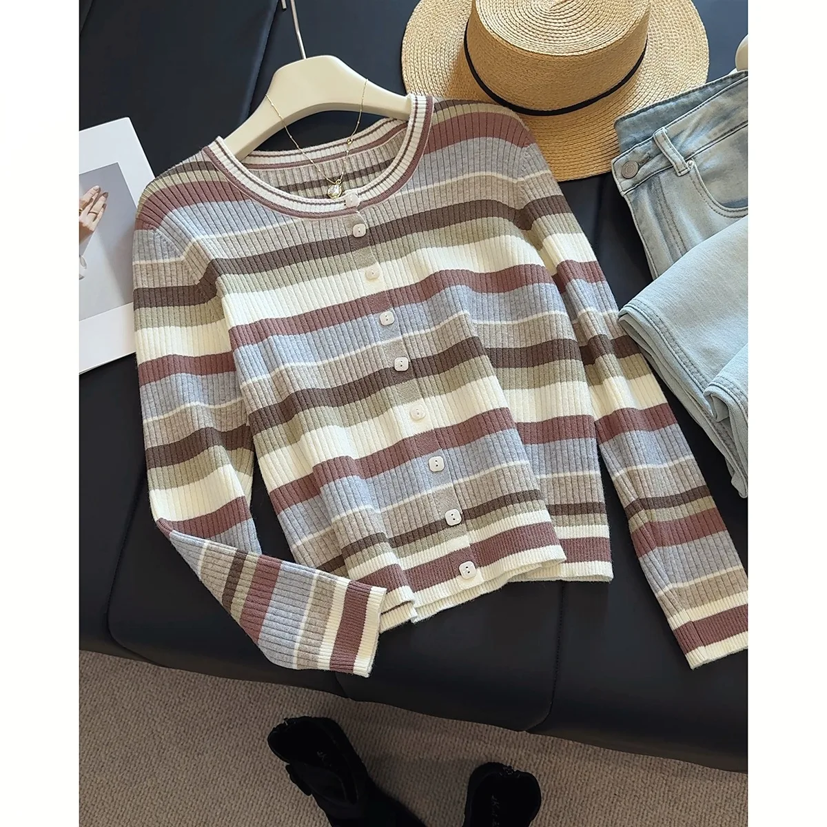 2025 New Knitted Sweater Women's Korean Style Long Sleeve Striped Spring and Autumn Season Thin Top Slim-fit Base Layer Sweater
2025 New Knitted Sweater Women's Korean Style Long Sleeve Striped Spring and Autumn Season Thin Top Slim-fit Base Layer Sweater