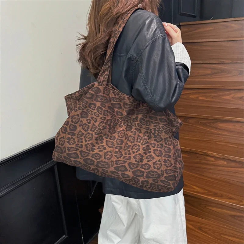 Luxury Designer Diaper Bag Women's Elegant Crossbody Handbag Minimalist Vintage Tote Leather For A Stylish Busy Lifestyle
Luxury Designer Diaper Bag Women's Elegant Crossbody Handbag Minimalist Vintage Tote Leather For A Stylish Busy Lifestyle