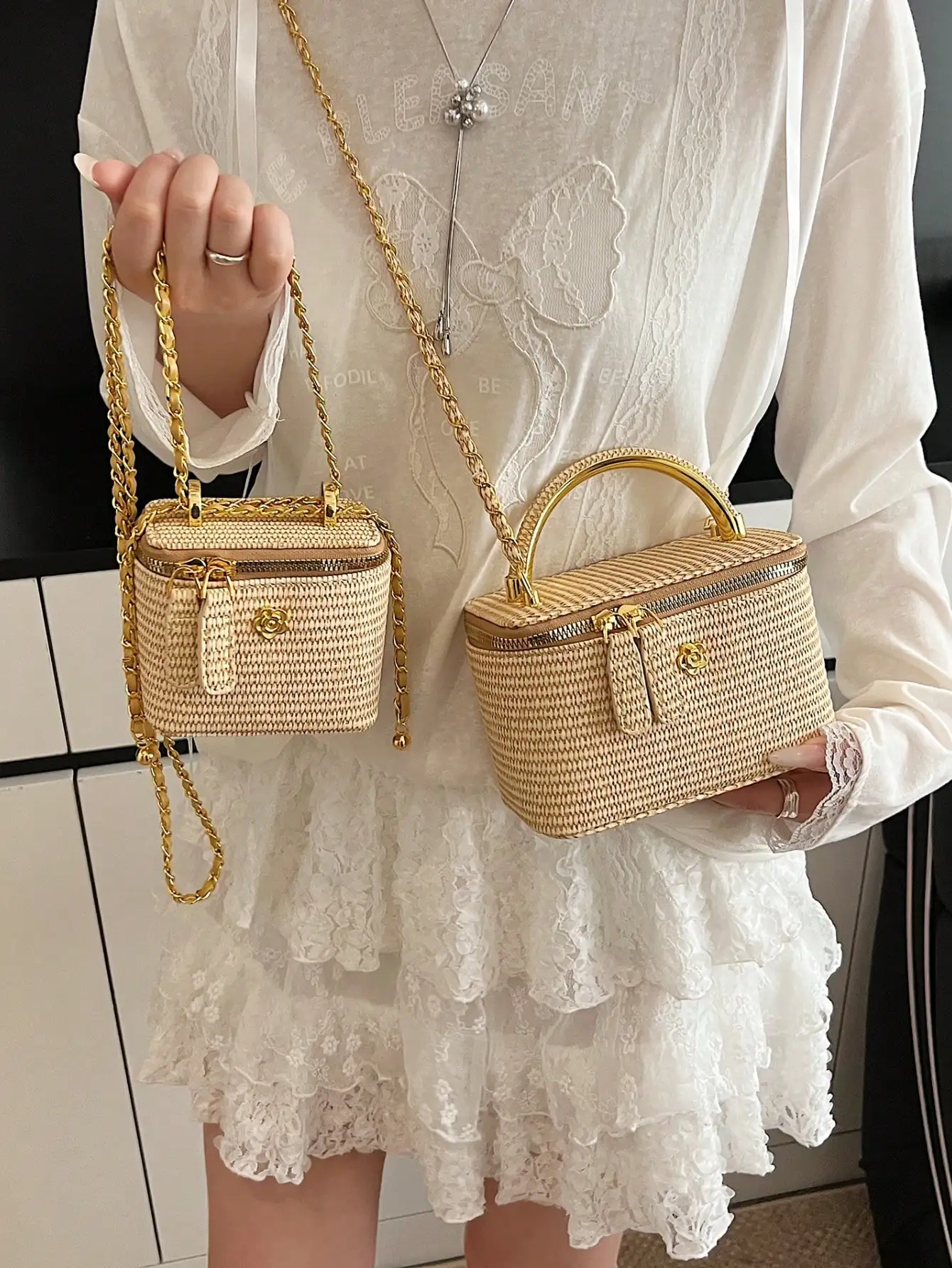 Woven Texture Handle Box-Shaped Handbag, Women's Spring/Summer New Fashion Chain Crossbody Small Square Bag, Versatile Beach Holiday Purse, Woven Bag
Woven Texture Handle Box-Shaped Handbag, Women's Spring/Summer New Fashion Chain Crossbody Small Square Bag, Versatile Beach Holiday Purse, Woven Bag