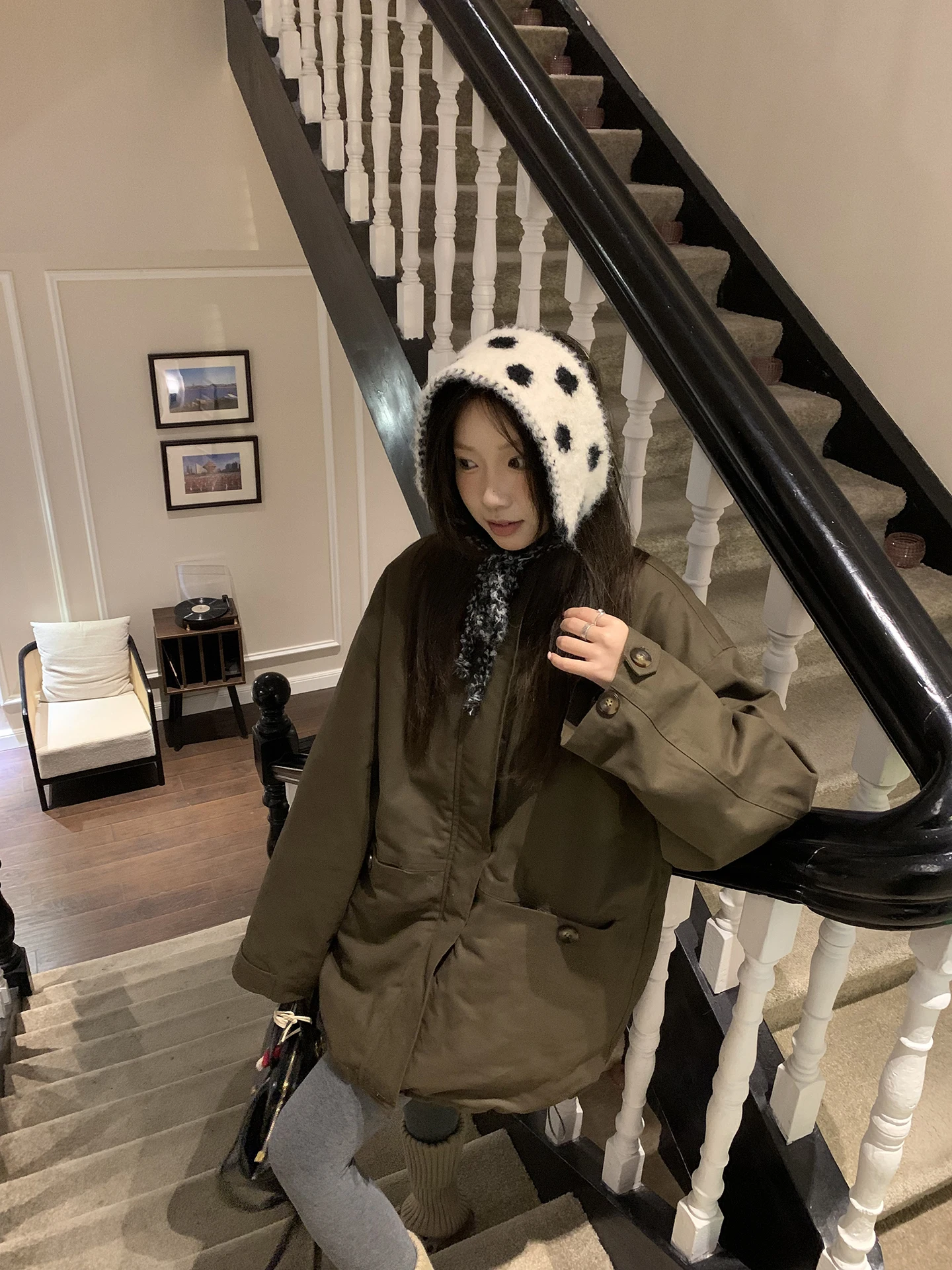 Тяжелая хлопковая куртка, женское коричневое пальто с хлебом, воротник-стойка, украшение на молнии, модный китайский бренд
Тяжелая хлопковая куртка, женское коричневое пальто с хлебом, воротник-стойка, украшение на молнии, модный китайский бренд