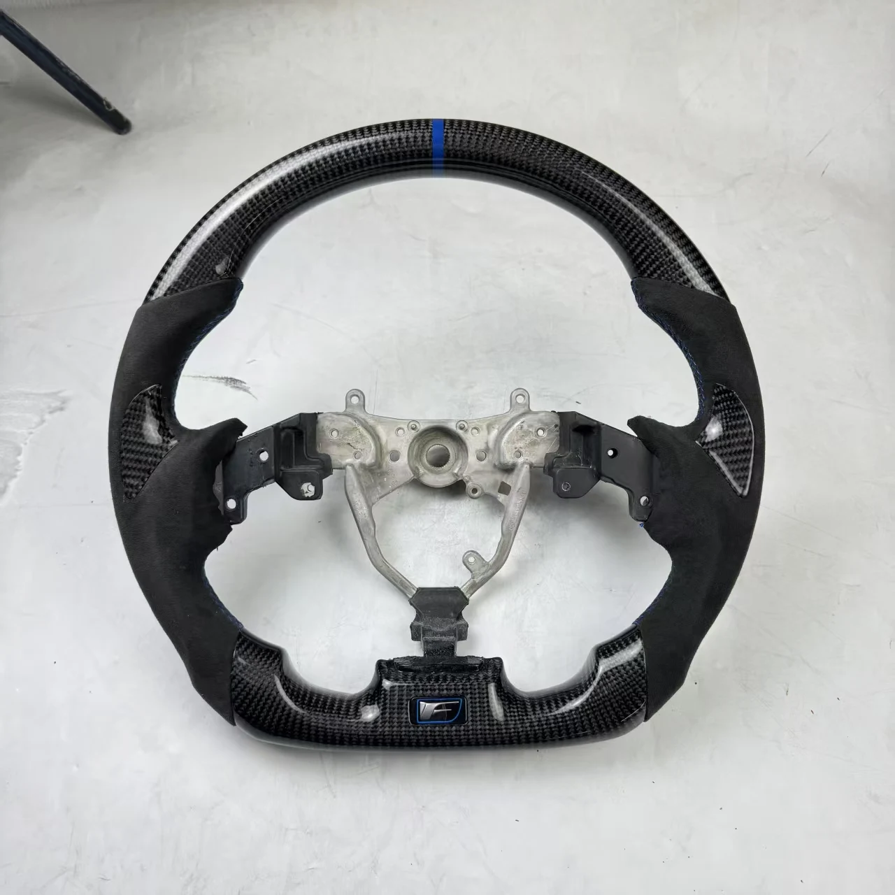 For Lexus 2008-2014 IS200t IS250 IS300 IS350 ISF Alcantara+Real Carbon fiber Steering wheel Farme+3,9 point Carbon fiber horn
For Lexus 2008-2014 IS200t IS250 IS300 IS350 ISF Alcantara+Real Carbon fiber Steering wheel Farme+3,9 point Carbon fiber horn