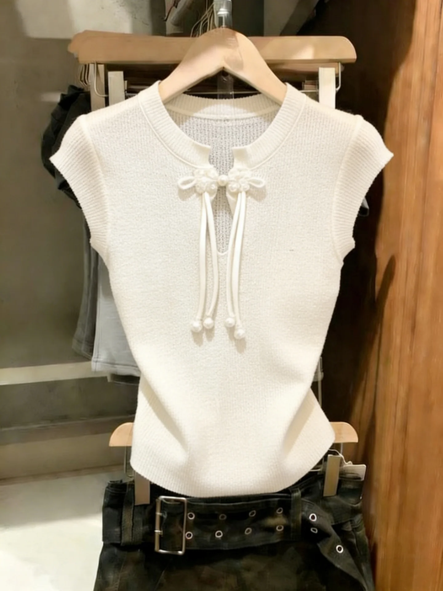 Retro Chinese Style Short Sleeve Knitted Top Women's Slim Fit Length Button Design Summer New Style Pure Desire Spicy Girl
Retro Chinese Style Short Sleeve Knitted Top Women's Slim Fit Length Button Design Summer New Style Pure Desire Spicy Girl