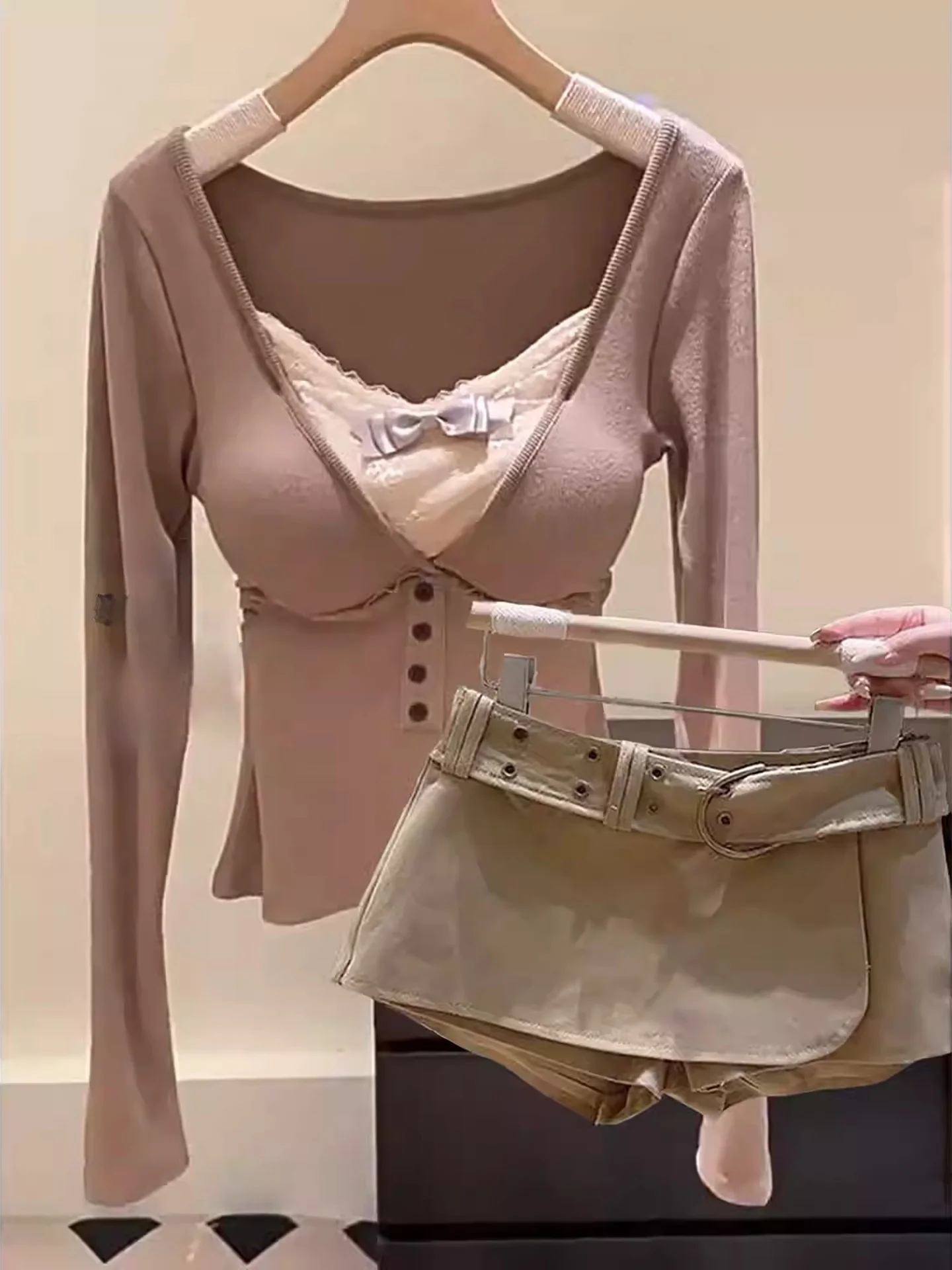 Корейская кружевная футболка с узлом, имитирующая двухслойность, с квадратным вырезом, женская, осенне-зимняя, базовая, приталенная, цвет хаки
Корейская кружевная футболка с узлом, имитирующая двухслойность, с квадратным вырезом, женская, осенне-зимняя, базовая, приталенная, цвет хаки