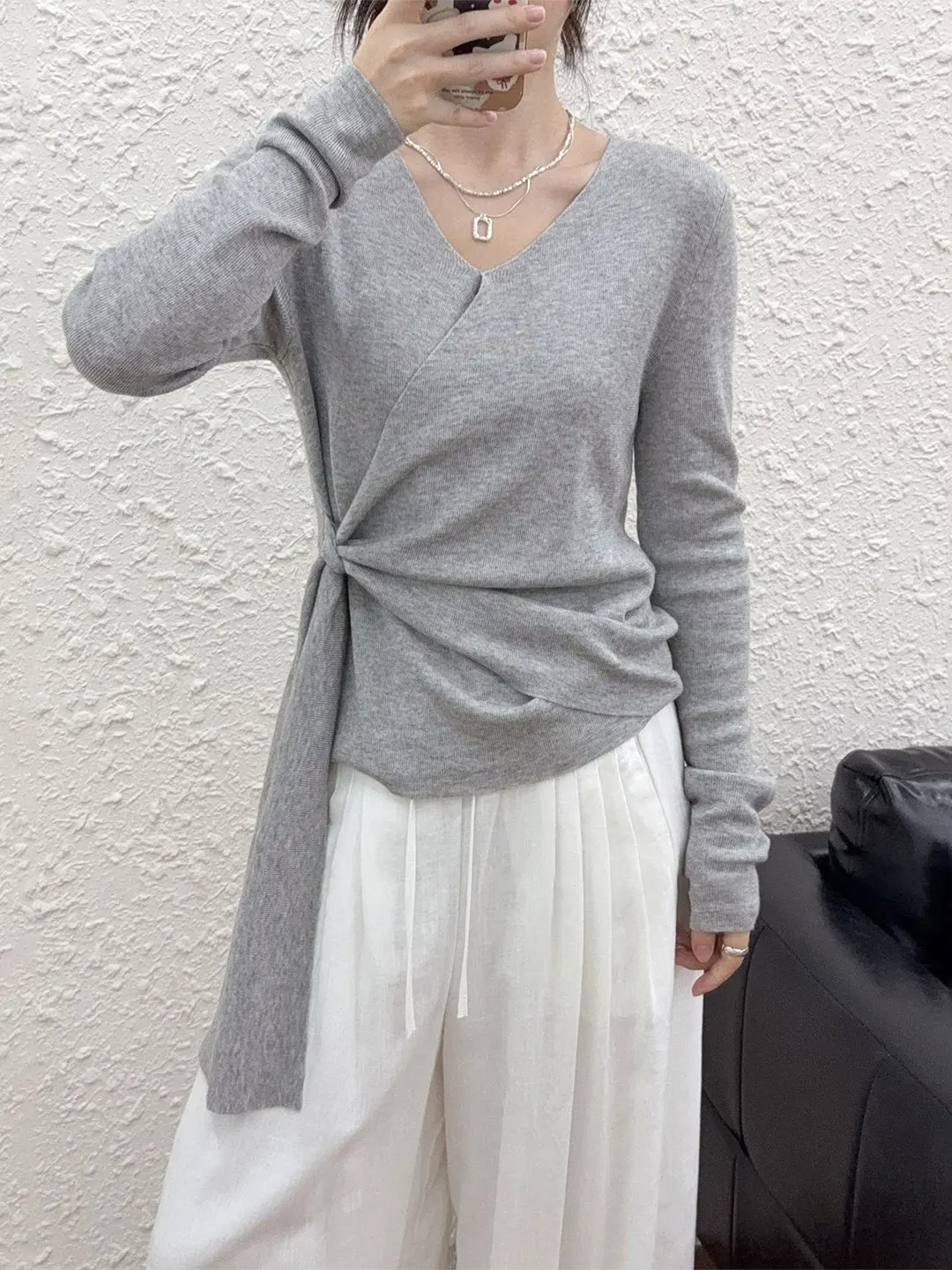French Style Asymmetric Knot Waist V-Neck Knitted Top Women Inner Wear Autumn New Classy Waist in Low Neck Base Shirt Upper Body
French Style Asymmetric Knot Waist V-Neck Knitted Top Women Inner Wear Autumn New Classy Waist in Low Neck Base Shirt Upper Body