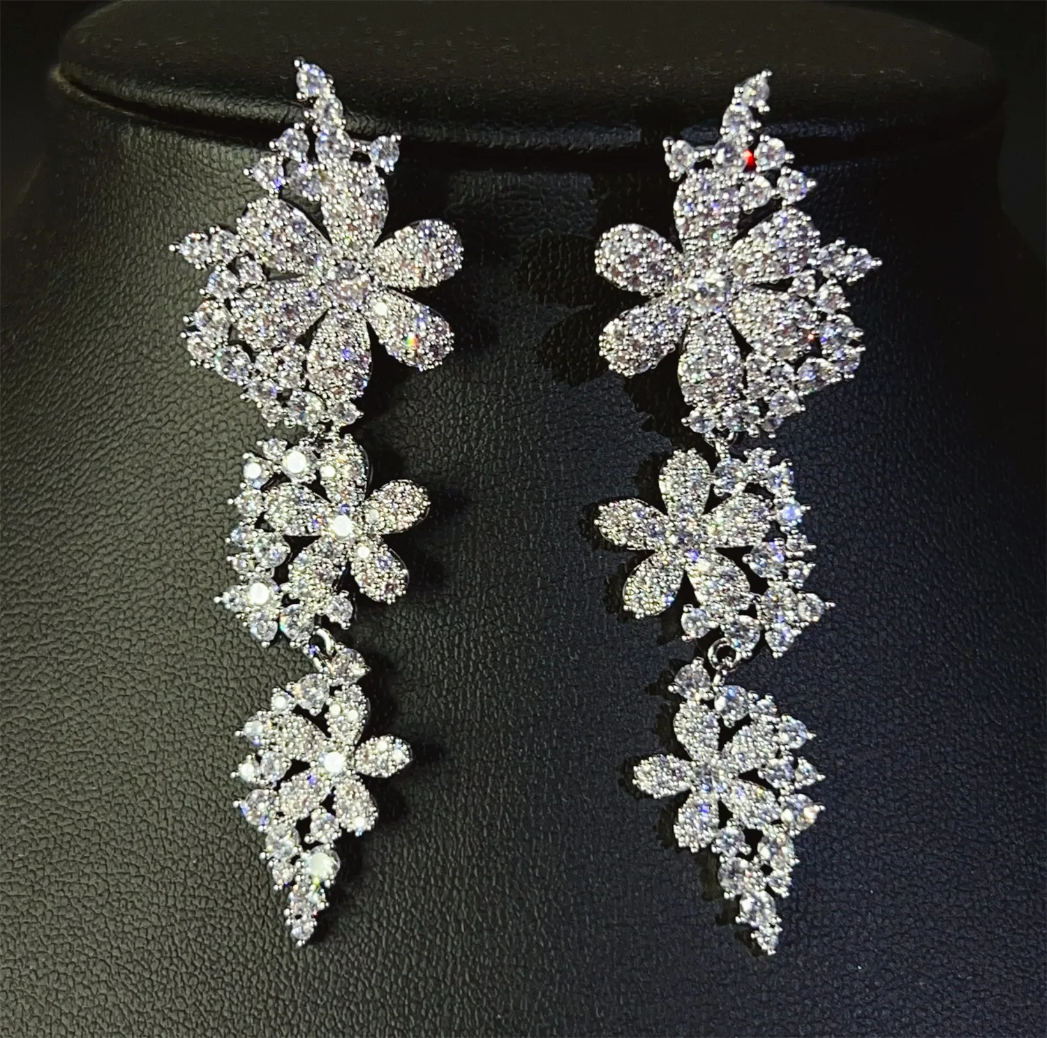 silver color zirconia flower earrings for women luxury jewelry sparkly wedding bride dangling earrings dinner party
silver color zirconia flower earrings for women luxury jewelry sparkly wedding bride dangling earrings dinner party