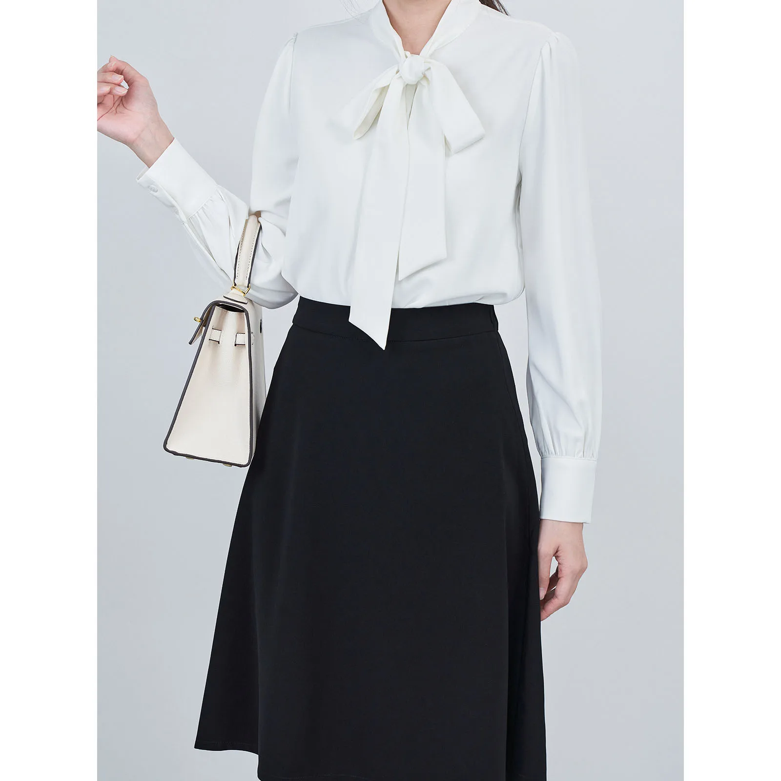 Белый длинный женский топ све irt, летняя профессиональная драпированная блузка для интервью, студенческая юбка, комплект Ele Ladylike
Белый длинный женский топ све irt, летняя профессиональная драпированная блузка для интервью, студенческая юбка, комплект Ele Ladylike