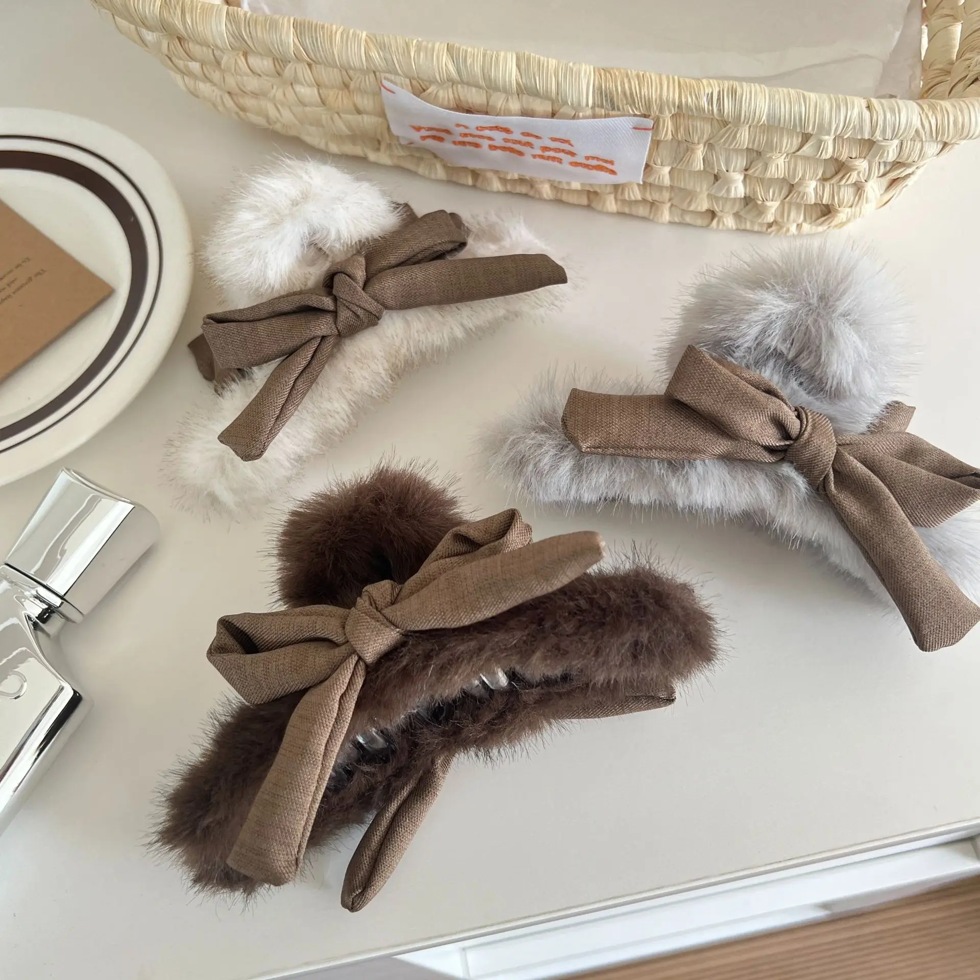 DS NEW Autumn Winter Plush Hair Claw 13CM Large Fabric Bow Claw Clips INS Trendy Hair Clips Hair Accessories for Women Girls
DS NEW Autumn Winter Plush Hair Claw 13CM Large Fabric Bow Claw Clips INS Trendy Hair Clips Hair Accessories for Women Girls