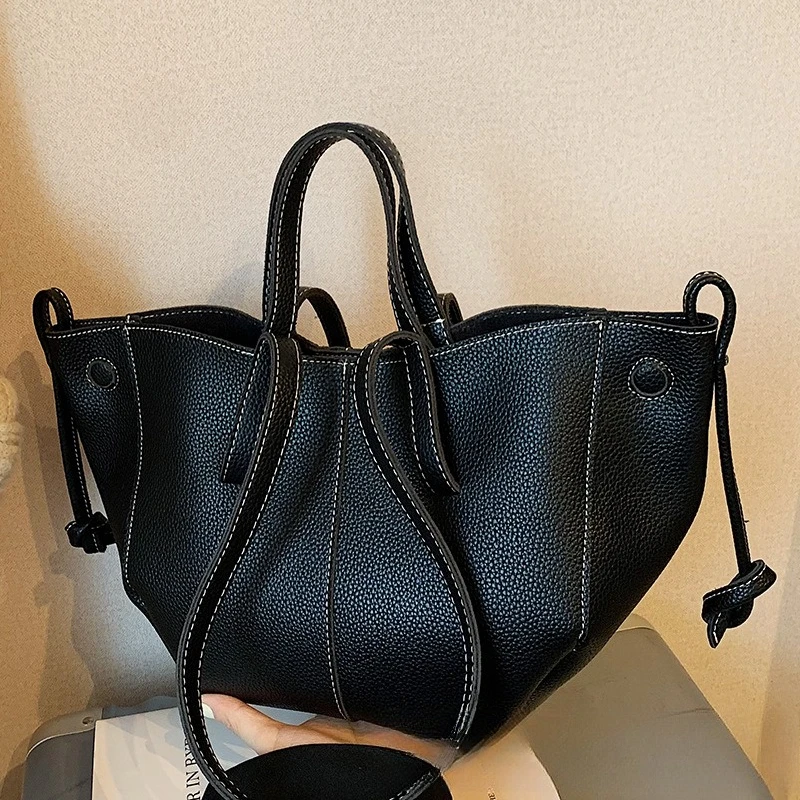 1pc Retro Large-capacity Bag Women's Casual and Versatile Commuting Single-shoulder Bag Hand-held Tote Bag PU Modern Simple
1pc Retro Large-capacity Bag Women's Casual and Versatile Commuting Single-shoulder Bag Hand-held Tote Bag PU Modern Simple