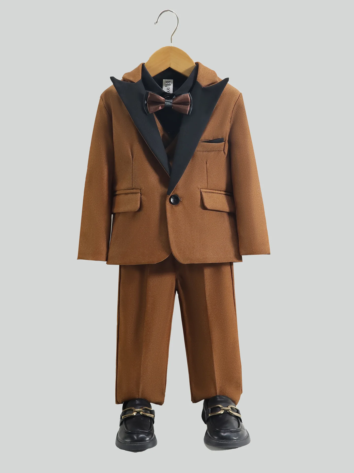 Boys' Color-Blocked Lapel Tuxedo Set for 1st Birthday Wedding Pageboy Hosting & Catwalk Performance
Boys' Color-Blocked Lapel Tuxedo Set for 1st Birthday Wedding Pageboy Hosting & Catwalk Performance