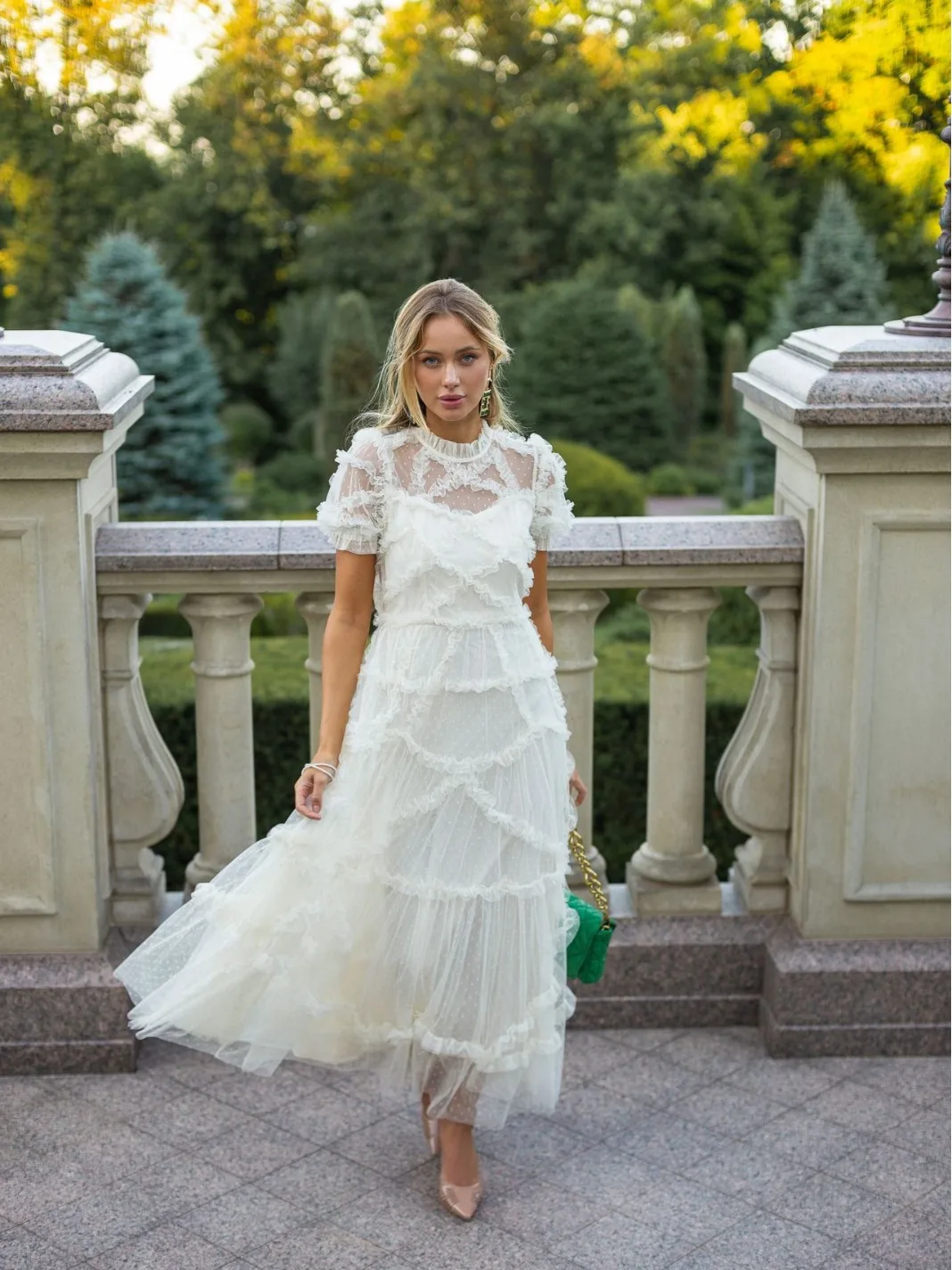 New dress with fungus lace mesh, waist cinching and slimming effect, fashionable
New dress with fungus lace mesh, waist cinching and slimming effect, fashionable