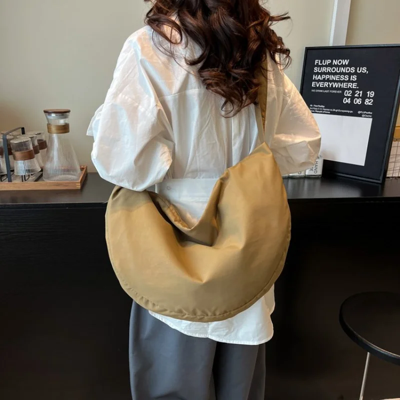 Women Luxury Simple Design Messenger Bag Made From Genuine Leather With A Trendy Commuter Style
Women Luxury Simple Design Messenger Bag Made From Genuine Leather With A Trendy Commuter Style