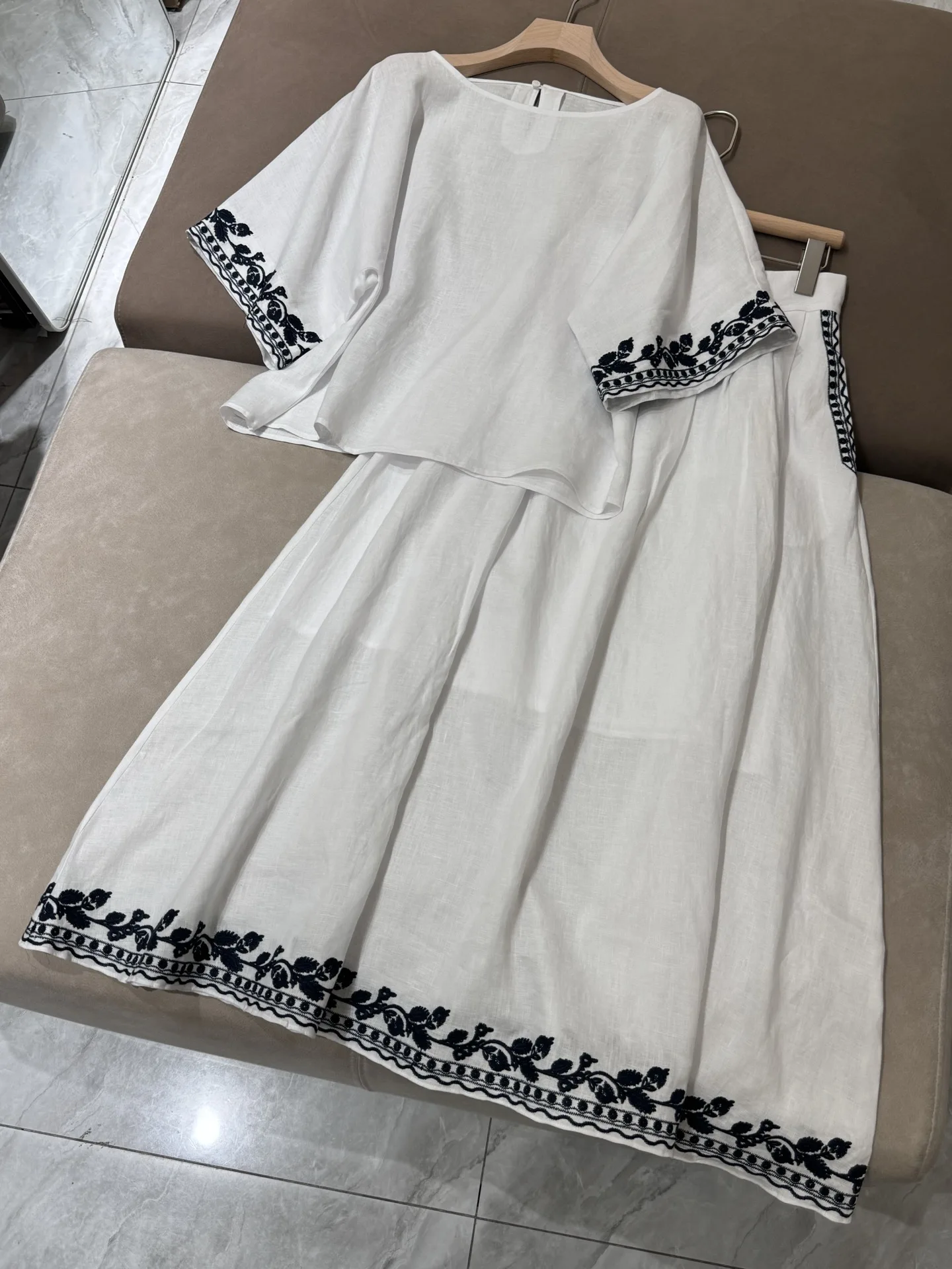 2025 Women's Spring/Summer New Linen Embroidered Half Skirt Set woman 2 pieces sets woman's dress Skirts crop top
2025 Women's Spring/Summer New Linen Embroidered Half Skirt Set woman 2 pieces sets woman's dress Skirts crop top