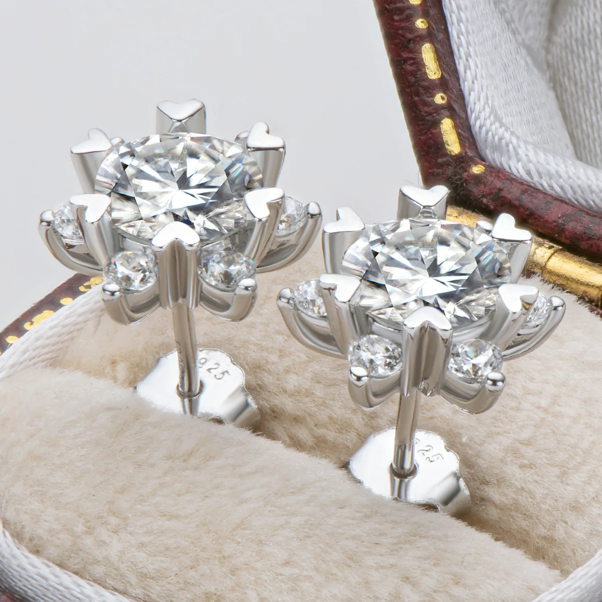 Серьги-гвоздики из чистого серебра S925 с муассанитом 0,5/1 карата, высококачественные серьги-гвоздики со снежинками для женщин, модный нишевый дизайн, устойчивый к выцветанию
Серьги-гвоздики из чистого серебра S925 с муассанитом 0,5/1 карата, высококачественные серьги-гвоздики со снежинками для женщин, модный нишевый дизайн, устойчивый к выцветанию