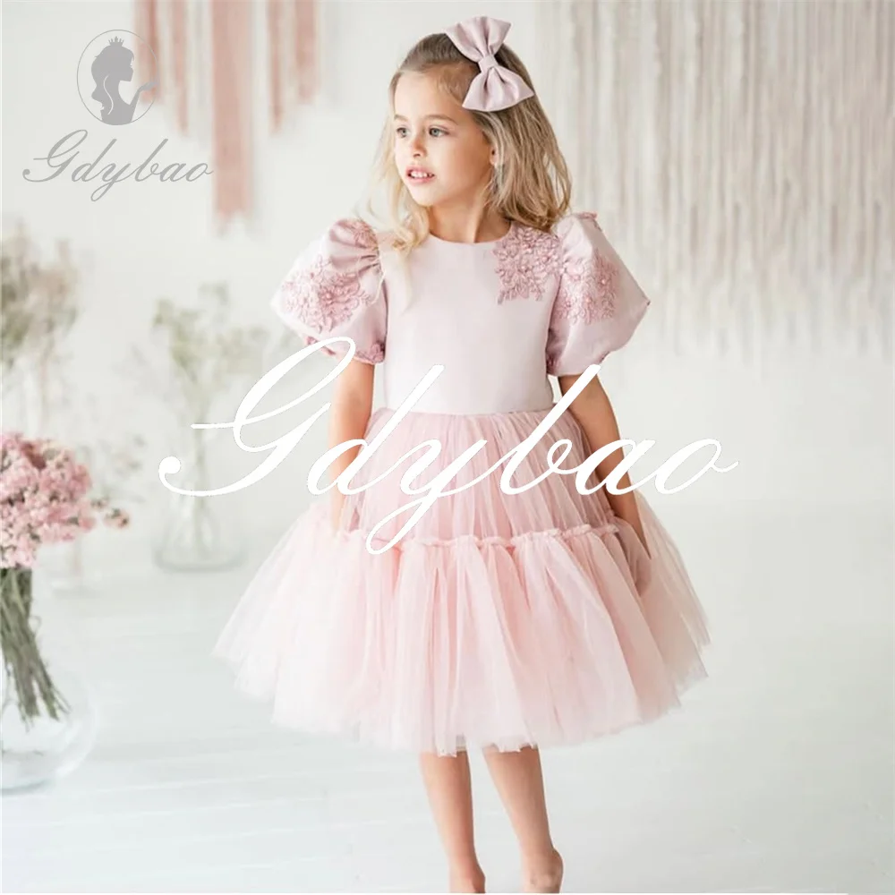 Applique O Neck Pleat Formal Elegant Flower Girl Dress Short Puff Sleeve Above Knee Length First Communion Gown Customized 2025
Applique O Neck Pleat Formal Elegant Flower Girl Dress Short Puff Sleeve Above Knee Length First Communion Gown Customized 2025
