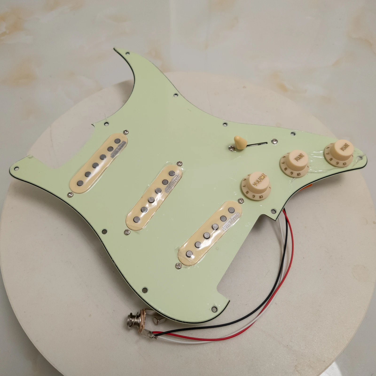 Guitar Prewired Loaded Pickguard with Wilkinson Alnico 5 Single Coil Pickups Set for ST SSS Style Guitar
Guitar Prewired Loaded Pickguard with Wilkinson Alnico 5 Single Coil Pickups Set for ST SSS Style Guitar