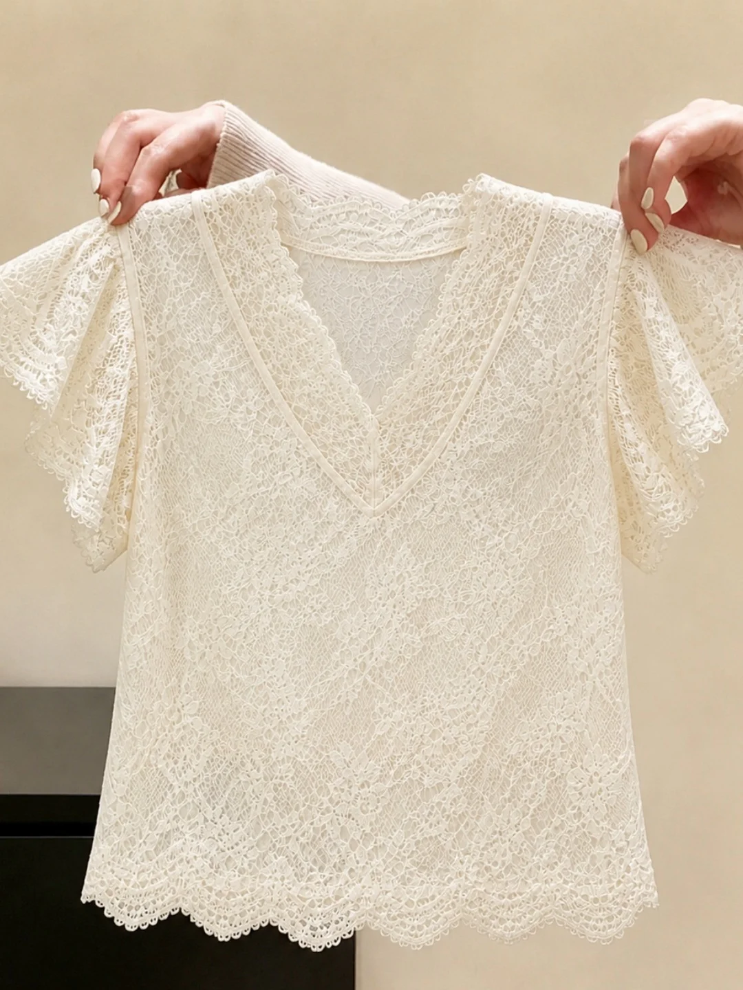 Elegant V-Neck Lace Top Commute Fashionable Summer Women's Shirt Korean Style Straight Cut Short Sleeve Pure Color Poetica
Elegant V-Neck Lace Top Commute Fashionable Summer Women's Shirt Korean Style Straight Cut Short Sleeve Pure Color Poetica
