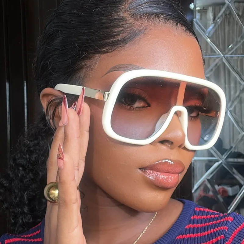 2025 New Fashion Summer Outdoor Oversized One Piece Shield Sunglasses for Women Brand Vintage Punk Sun Glasses Female Eyewear
2025 New Fashion Summer Outdoor Oversized One Piece Shield Sunglasses for Women Brand Vintage Punk Sun Glasses Female Eyewear