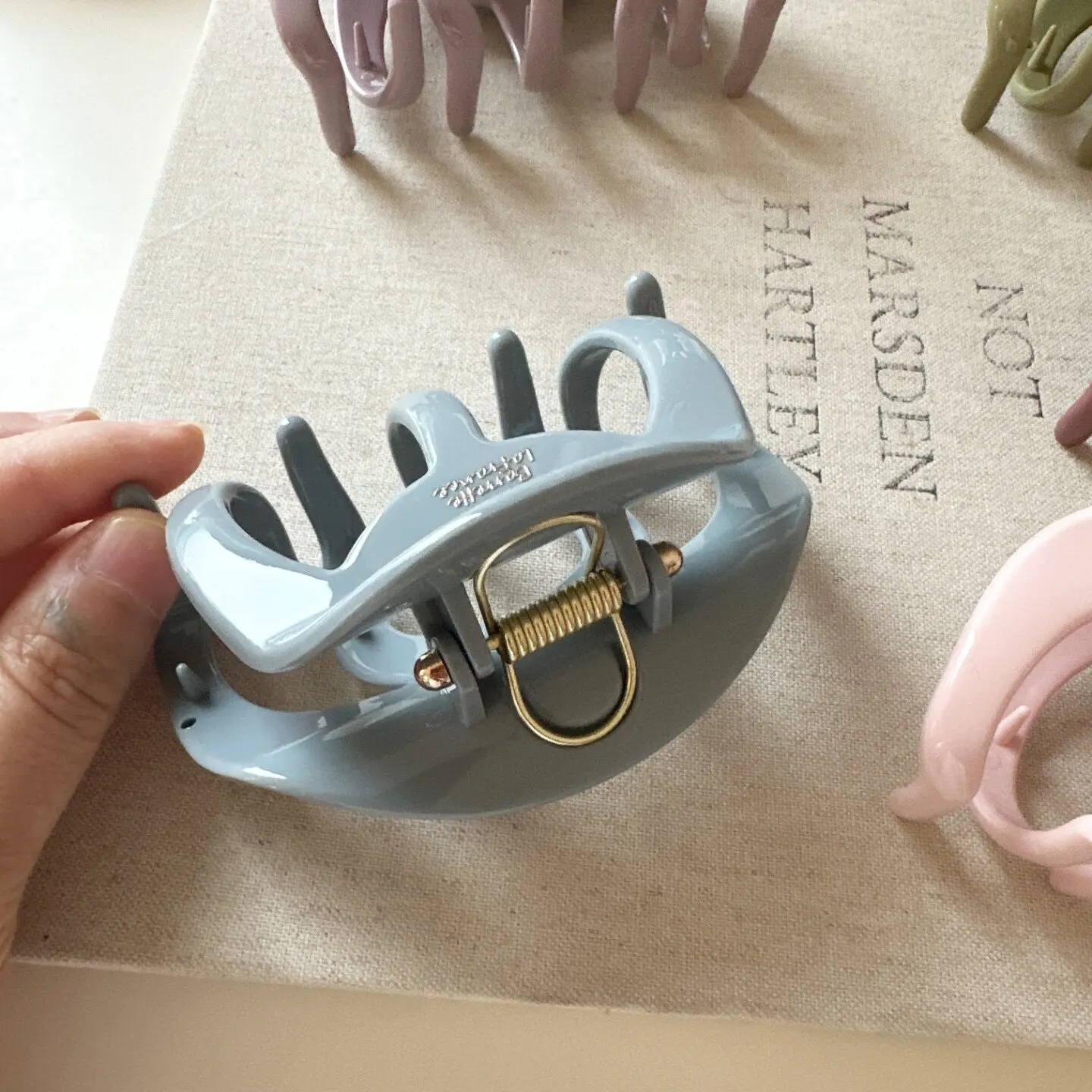 Premium Large Shark Hair Claw for Lots of Hair Back of Head Messy Bun Half Up Acrylic Lightweight Elegant Daily Use
Premium Large Shark Hair Claw for Lots of Hair Back of Head Messy Bun Half Up Acrylic Lightweight Elegant Daily Use