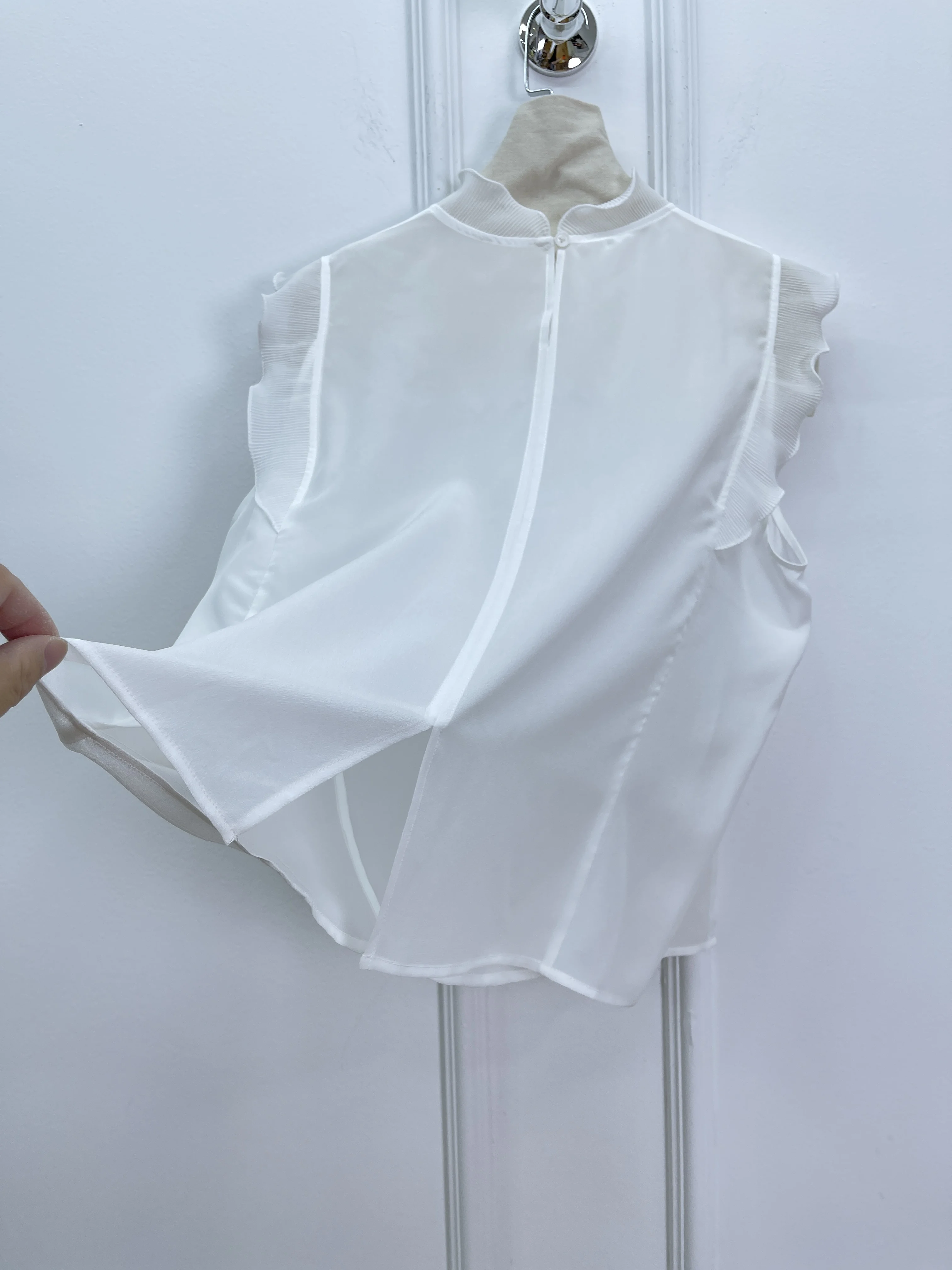 2025 Spring And Summer New Style Ruffle Collar High Quality Sleeveless Knitted Vest Silk Top
2025 Spring And Summer New Style Ruffle Collar High Quality Sleeveless Knitted Vest Silk Top