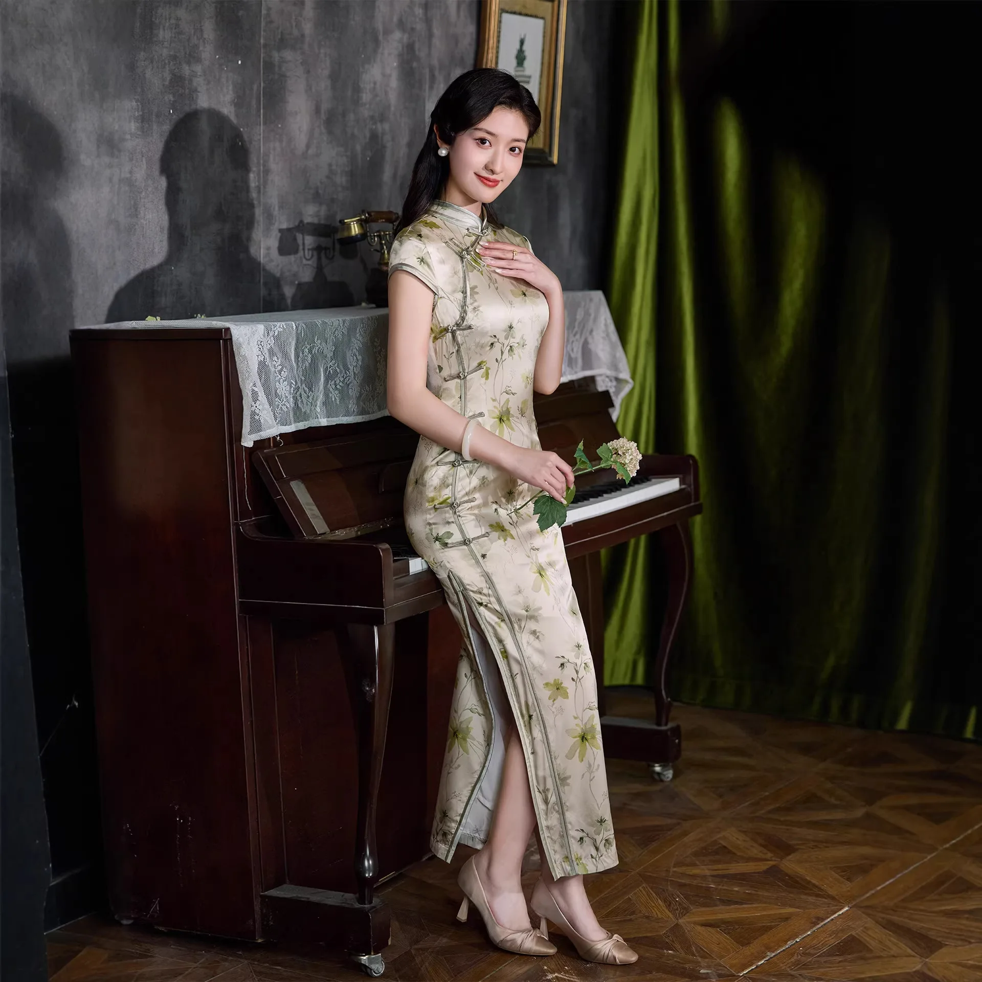 Silk Chinese Shanghai Style Floral Traditional Vintage Modern Cheongsam Qipao Improvement Dress High-End Temperament Women
Silk Chinese Shanghai Style Floral Traditional Vintage Modern Cheongsam Qipao Improvement Dress High-End Temperament Women