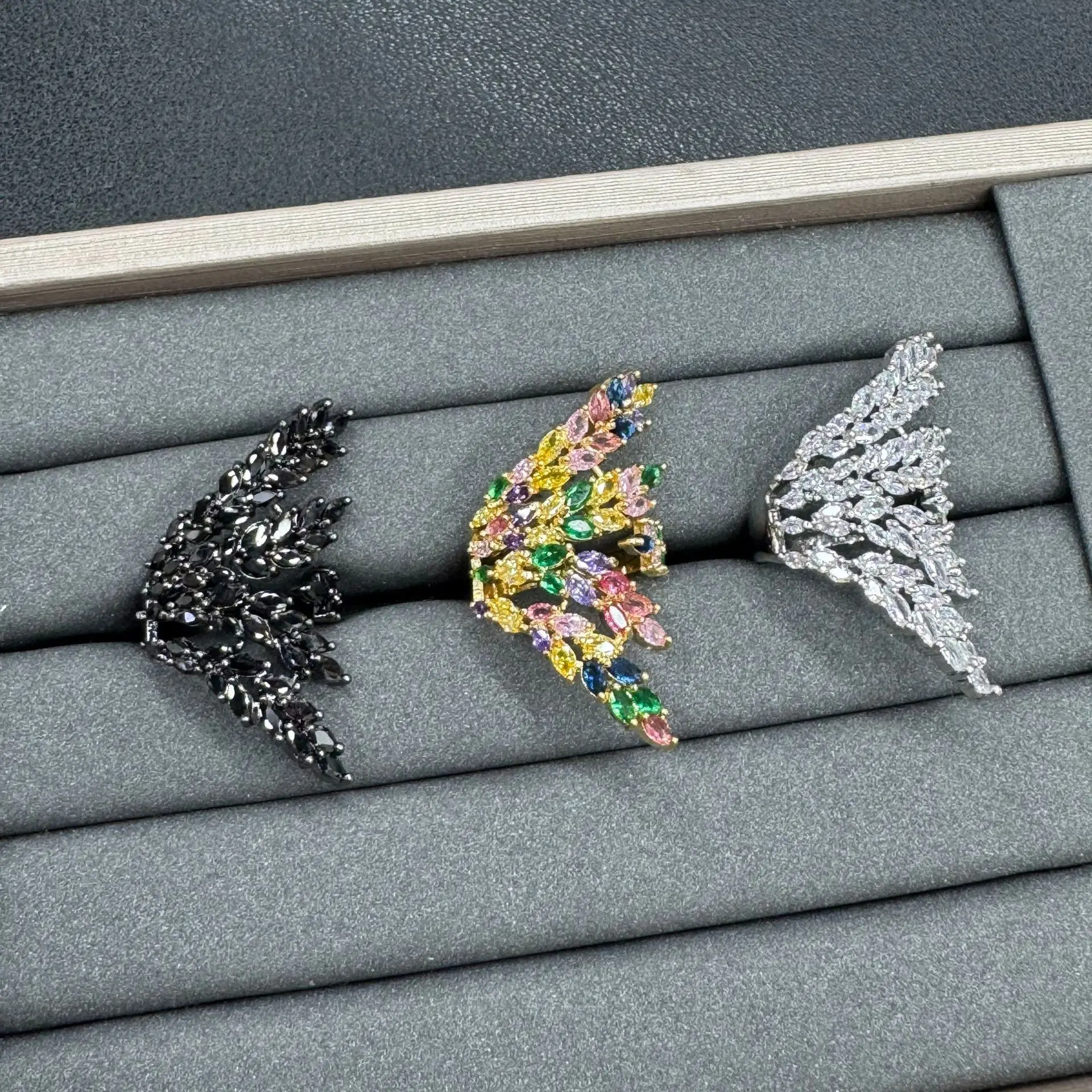 Design sense, light luxury, high-end sense, exquisite high-end zircon long ring, personalized ring
Design sense, light luxury, high-end sense, exquisite high-end zircon long ring, personalized ring