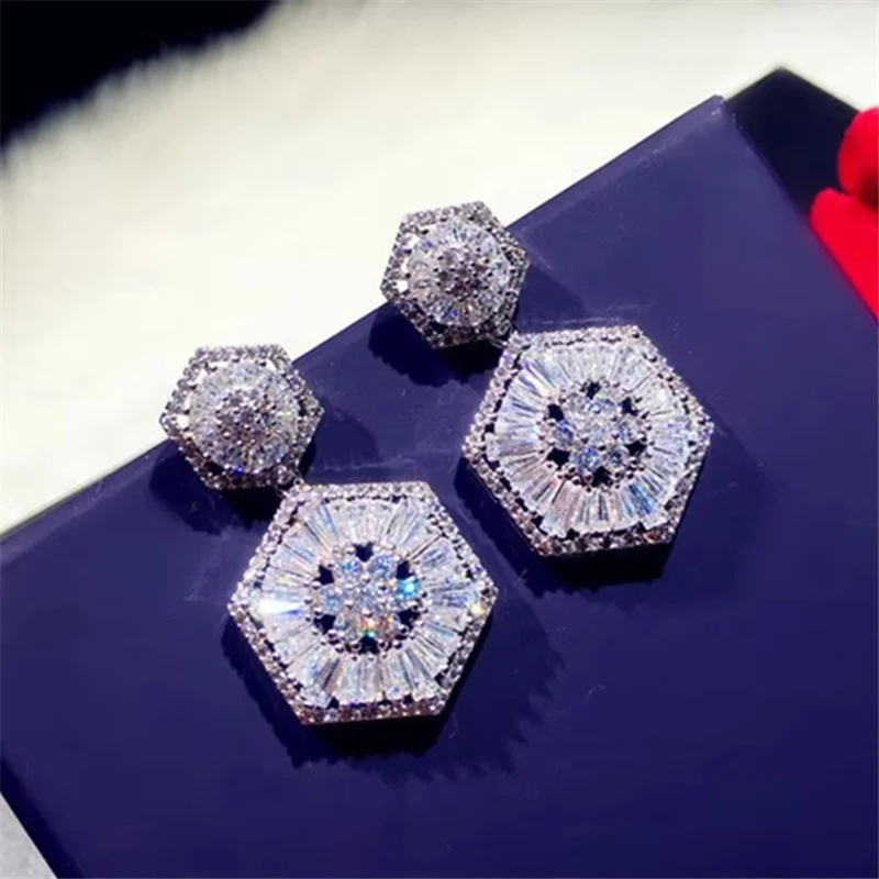 925 Silver Needle Drop Earrings Women Vintage Luxury Style White Cubic Zirconia Wedding Party Fine Jewelry Geometric Brincos
925 Silver Needle Drop Earrings Women Vintage Luxury Style White Cubic Zirconia Wedding Party Fine Jewelry Geometric Brincos