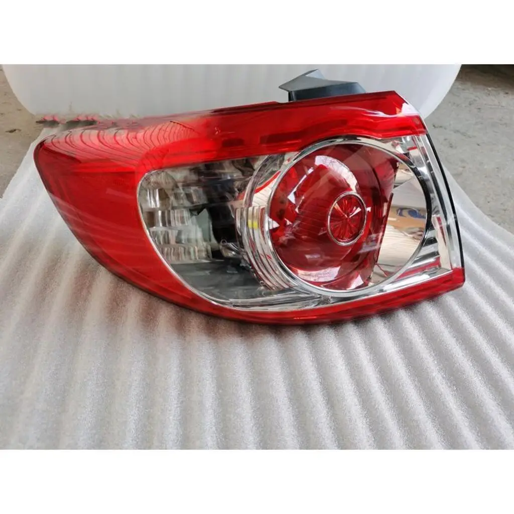 Красная задняя накладка на фонарь/корпус стоп-сигнала для Hyundai Santa Fe 2010-2012 924020W500 924010W500 924062B500 924050W500
Красная задняя накладка на фонарь/корпус стоп-сигнала для Hyundai Santa Fe 2010-2012 924020W500 924010W500 924062B500 924050W500