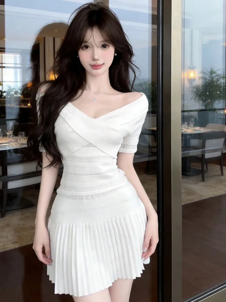 Summer New Pure Desire Sexy Cross One Shoulder Short Top Women's High Waist Pleated Skirt Two Piece Set Sweet Style Casual Wear
Summer New Pure Desire Sexy Cross One Shoulder Short Top Women's High Waist Pleated Skirt Two Piece Set Sweet Style Casual Wear
