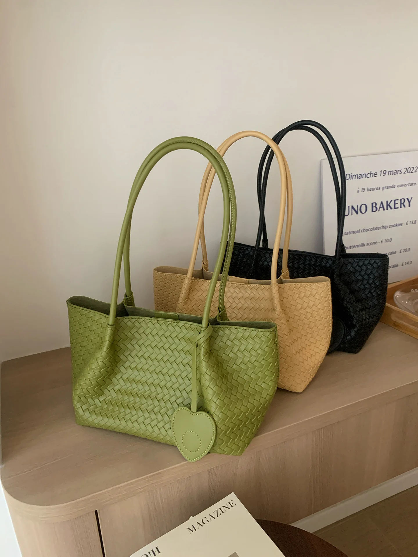 CGCBAG 2026 New Fashion Weaving Women's Tote Bags Soft PU Leather Shoulder Bag Lage Capacity Designers Luxury Handbags Women
CGCBAG 2026 New Fashion Weaving Women's Tote Bags Soft PU Leather Shoulder Bag Lage Capacity Designers Luxury Handbags Women
