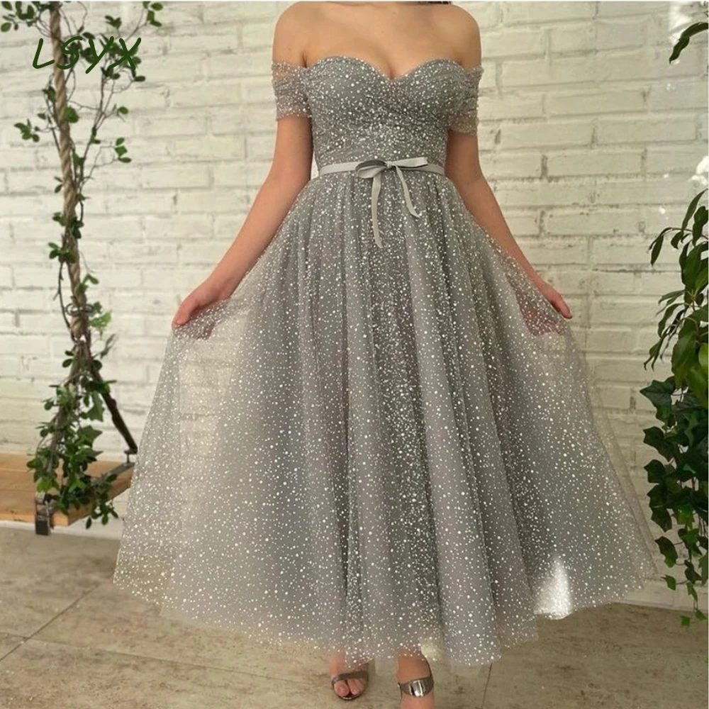 Flora Dress Silvery Tulle A-Line Sequin Short Prom Dresses Off Shoulder Sweetheart Tea-Length Cocktail Celebrity Evening Gown
Flora Dress Silvery Tulle A-Line Sequin Short Prom Dresses Off Shoulder Sweetheart Tea-Length Cocktail Celebrity Evening Gown