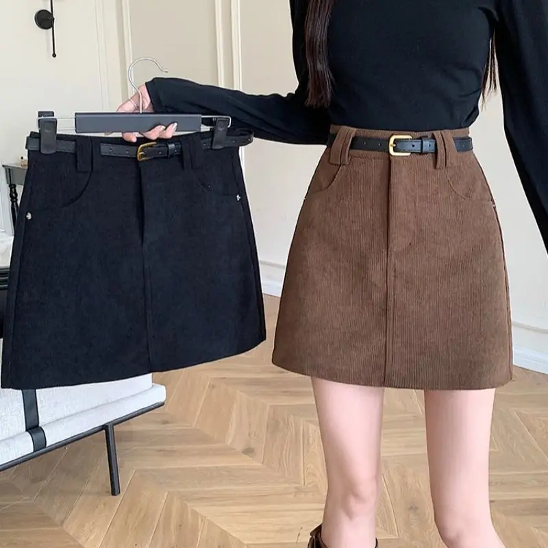 Corduroy midi skirt for women 2025 new casual versatile bag hip skirt high waist retro slimming spring and autumn short skirt
Corduroy midi skirt for women 2025 new casual versatile bag hip skirt high waist retro slimming spring and autumn short skirt