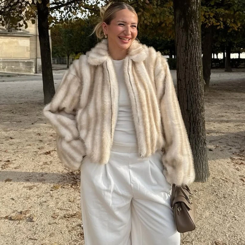 TARUXY Fashion Zipper Lapel Fur Coat Women's Stripe Long Sleeves Thickening Maomao Faux Fur Coat Female Winter Street Jackets
TARUXY Fashion Zipper Lapel Fur Coat Women's Stripe Long Sleeves Thickening Maomao Faux Fur Coat Female Winter Street Jackets