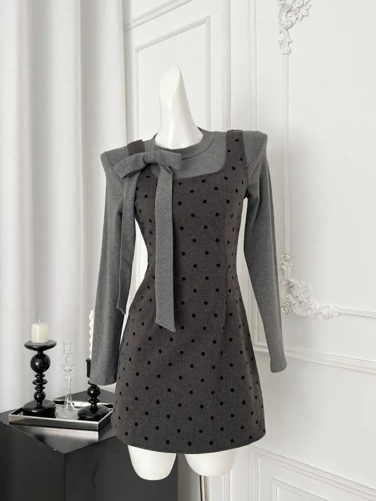 Осенняя женская мода 2024, французский комплект из двух предметов, серый бант, топы с длинными рукавами + квадратный вырез, высокая талия, короткие платья с запахом на бедрах
Осенняя женская мода 2024, французский комплект из двух предметов, серый бант, топы с длинными рукавами + квадратный вырез, высокая талия, короткие платья с запахом на бедрах