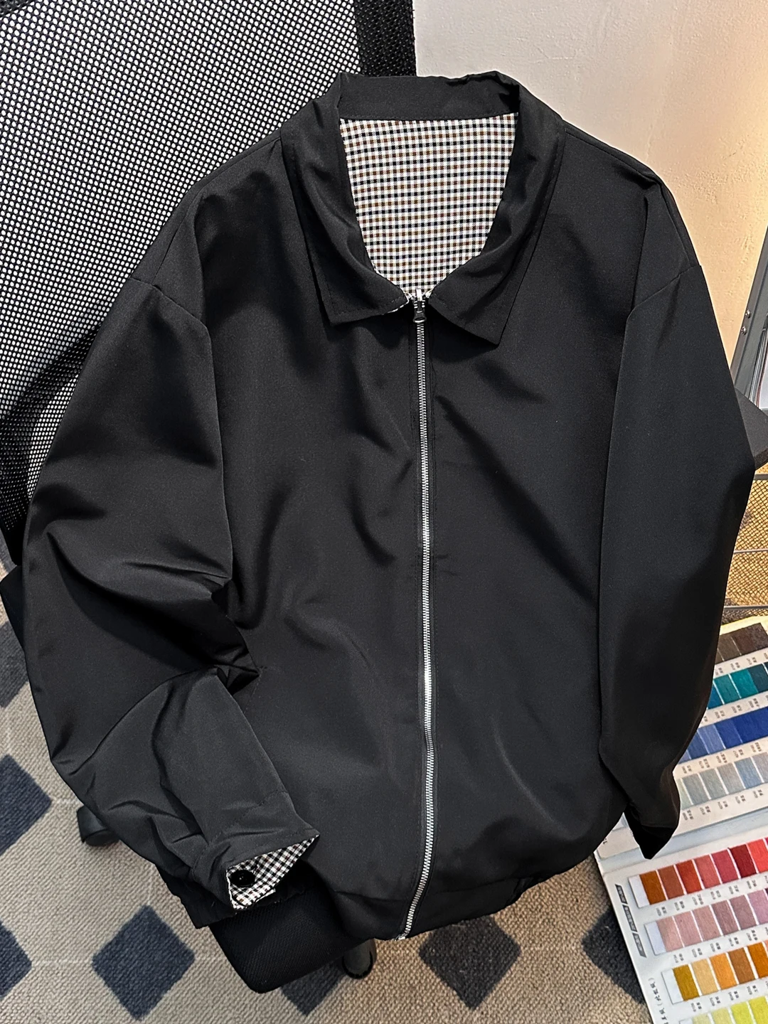 Мужская куртка-бомбер с двусторонним использованием, в клетку, свободного кроя, на молнии, в американском ретро-стиле, для работы, осенняя, брендовая
Мужская куртка-бомбер с двусторонним использованием, в клетку, свободного кроя, на молнии, в американском ретро-стиле, для работы, осенняя, брендовая