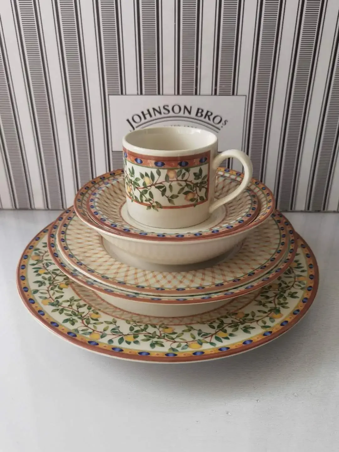 Original export to the UK classic European refreshing lemon series steak plate salad bowl coffee cup plate set
Original export to the UK classic European refreshing lemon series steak plate salad bowl coffee cup plate set