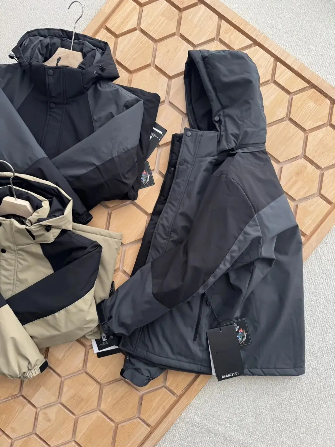 Мужская зимняя утепленная куртка Aphene с капюшоном, ветрозащитная, повседневная, хлопковая, в городском стиле, с цветными вставками
Мужская зимняя утепленная куртка Aphene с капюшоном, ветрозащитная, повседневная, хлопковая, в городском стиле, с цветными вставками