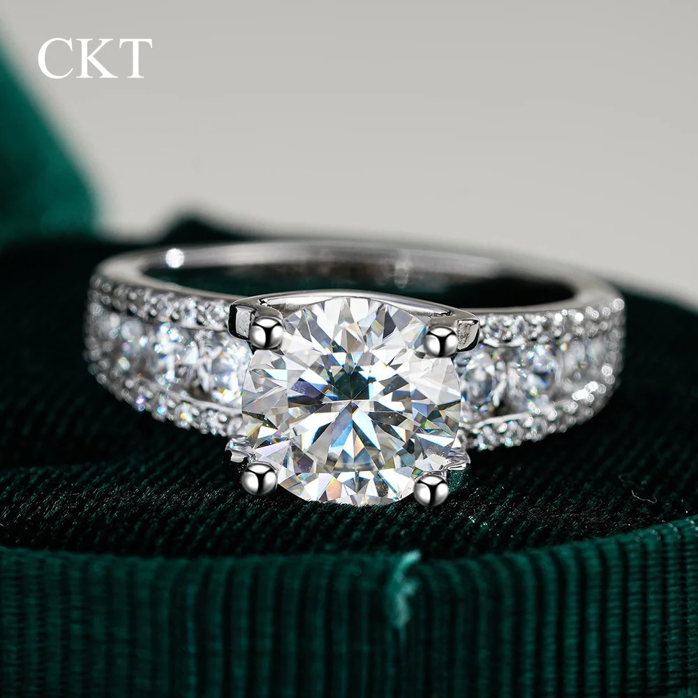 CKT Designer Girl Birthday Gift 18K White Gold Rings 3ct D Color Moissanite Diamonds Platinum Pt950 Fine Jewelry Engagement Ring
CKT Designer Girl Birthday Gift 18K White Gold Rings 3ct D Color Moissanite Diamonds Platinum Pt950 Fine Jewelry Engagement Ring