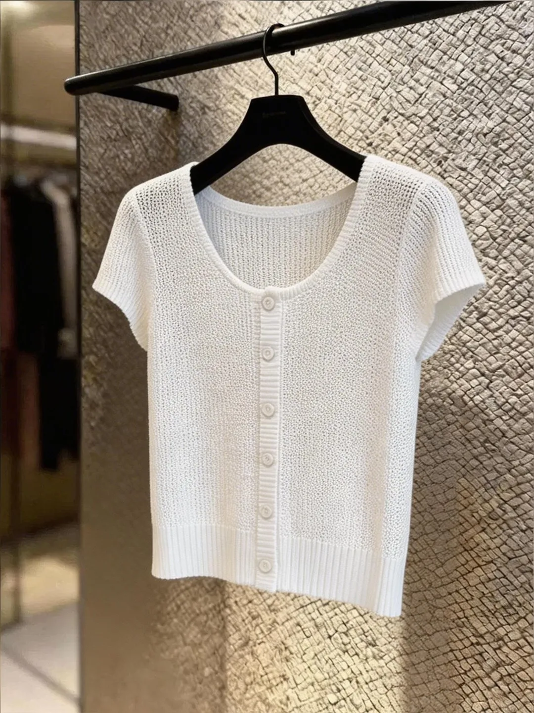 Fashionable White Short Sleeve Knitted Sweater Women's Design Commute Style Button Cardigan Top Spring Summer New Arrival
Fashionable White Short Sleeve Knitted Sweater Women's Design Commute Style Button Cardigan Top Spring Summer New Arrival