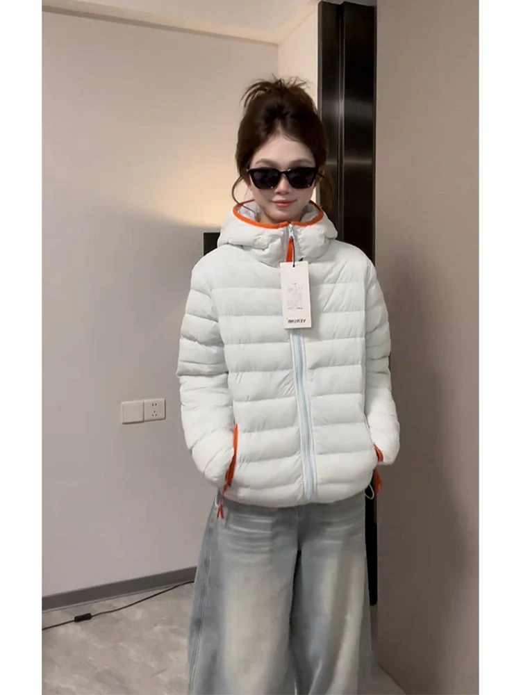 Американское легкое хлопковое пальто с капюшоном для женщин, модель Sle 2025, новое зимнее, облегающее, теплое, хлопковое.
Американское легкое хлопковое пальто с капюшоном для женщин, модель Sle 2025, новое зимнее, облегающее, теплое, хлопковое.