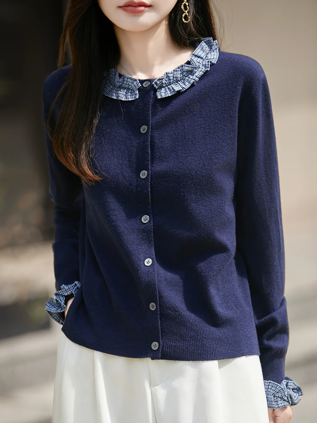 Свободный вязаный кардиган с высоким воротником для женщин, осенне-зимняя модная верхняя одежда, свитер с рукавами-лепестками, антивозрастной, мягкий, повседневный
Свободный вязаный кардиган с высоким воротником для женщин, осенне-зимняя модная верхняя одежда, свитер с рукавами-лепестками, антивозрастной, мягкий, повседневный