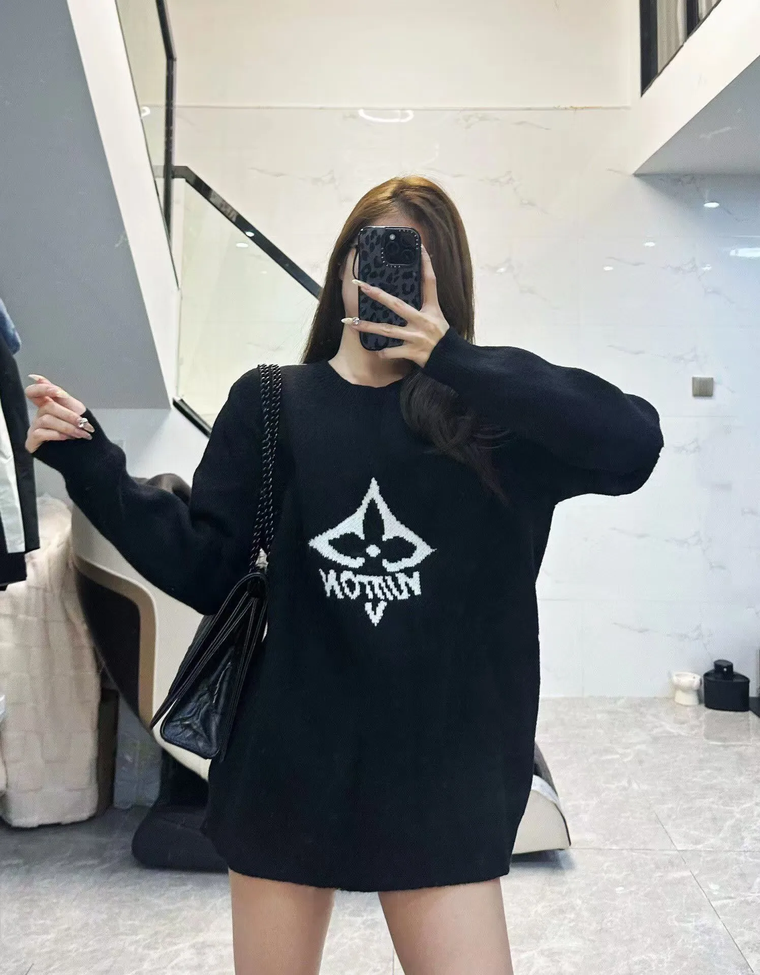 Ladies' autumn and winter light luxury boutique embroidered cashmere pullover new O-neck casual pullover long sleeved comfortabl
Ladies' autumn and winter light luxury boutique embroidered cashmere pullover new O-neck casual pullover long sleeved comfortabl