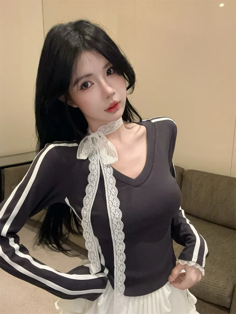Retro American Striped Sports Long Sleeve V-neck Lace Scarf Top High Waist Pleated Skirt Women's Autumn Two-piece Set
Retro American Striped Sports Long Sleeve V-neck Lace Scarf Top High Waist Pleated Skirt Women's Autumn Two-piece Set