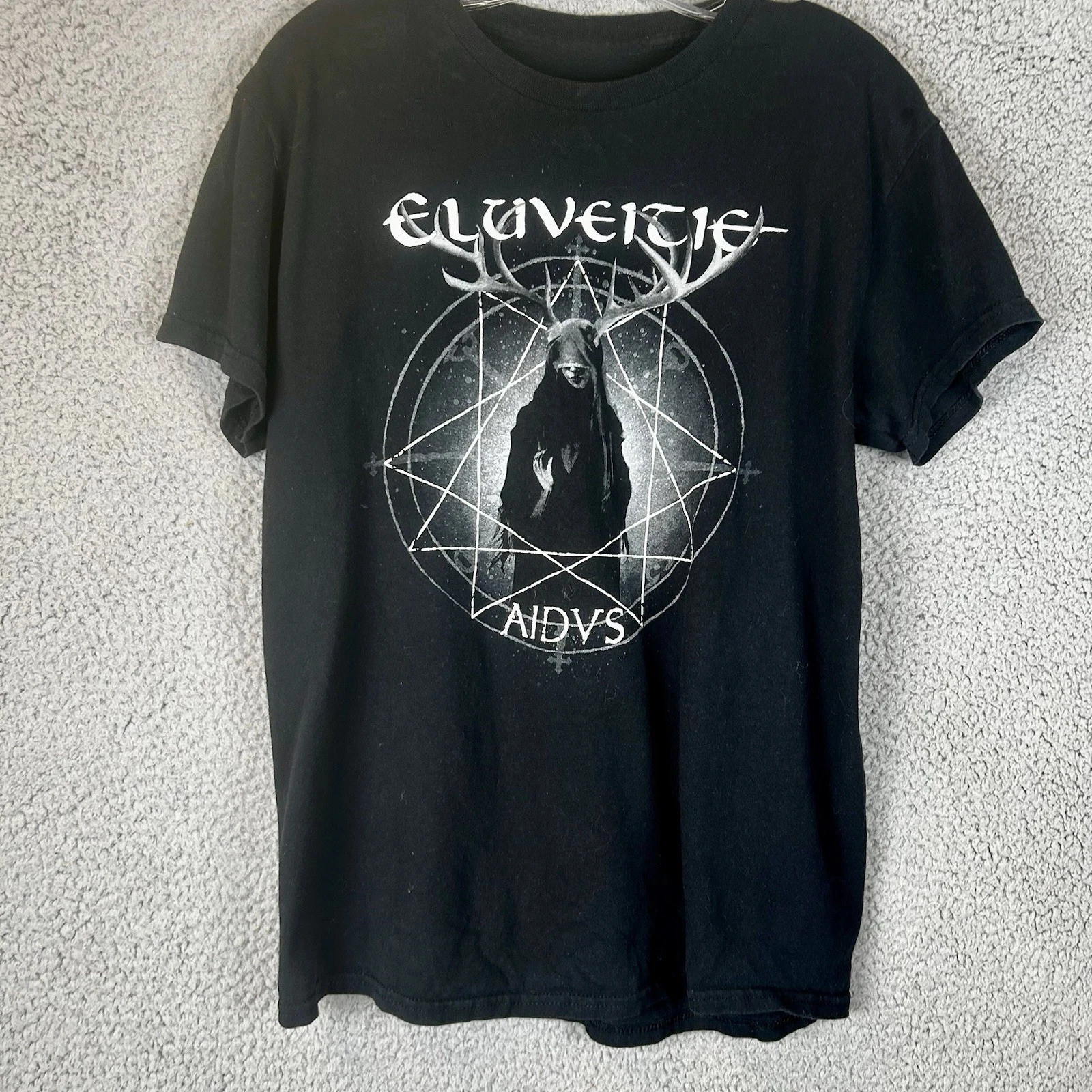 ELUVEITIE Aidus Swiss Graphic Print Мужская и женская свободная футболка с короткими рукавами для повседневной одежды, роскошная одежда для всех
ELUVEITIE Aidus Swiss Graphic Print Мужская и женская свободная футболка с короткими рукавами для повседневной одежды, роскошная одежда для всех
