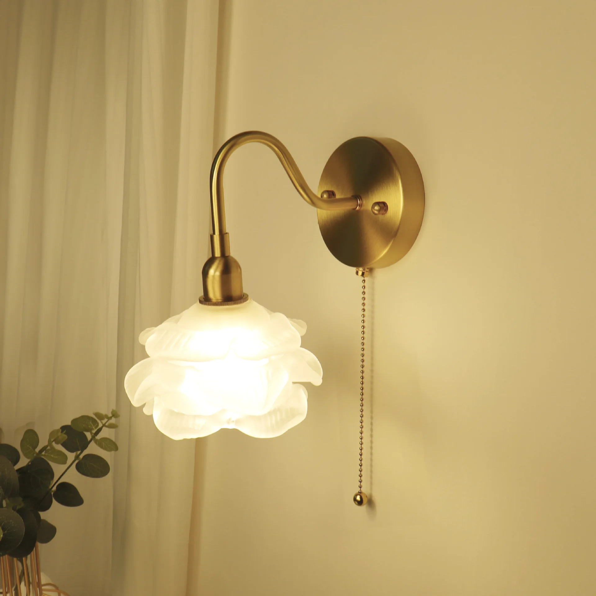 French Style Light Luxury Rose Bedroom Bedside Lamp Simple European Style All Copper Retro With Switch Nordic Wall Decoration
French Style Light Luxury Rose Bedroom Bedside Lamp Simple European Style All Copper Retro With Switch Nordic Wall Decoration
