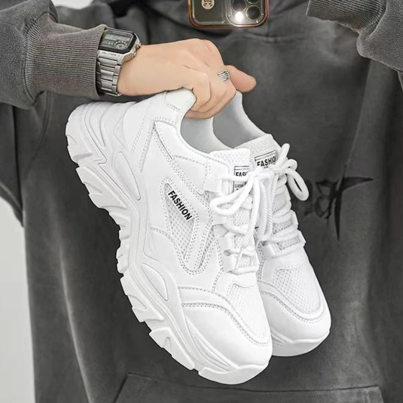 Мужская спортивная обувь с низким берцем. Теннисные предложения на толстой платформе. Простые удобные мужские повседневные кроссовки для бега на весну и осень. 
Мужская спортивная обувь с низким берцем. Теннисные предложения на толстой платформе. Простые удобные мужские повседневные кроссовки для бега на весну и осень.