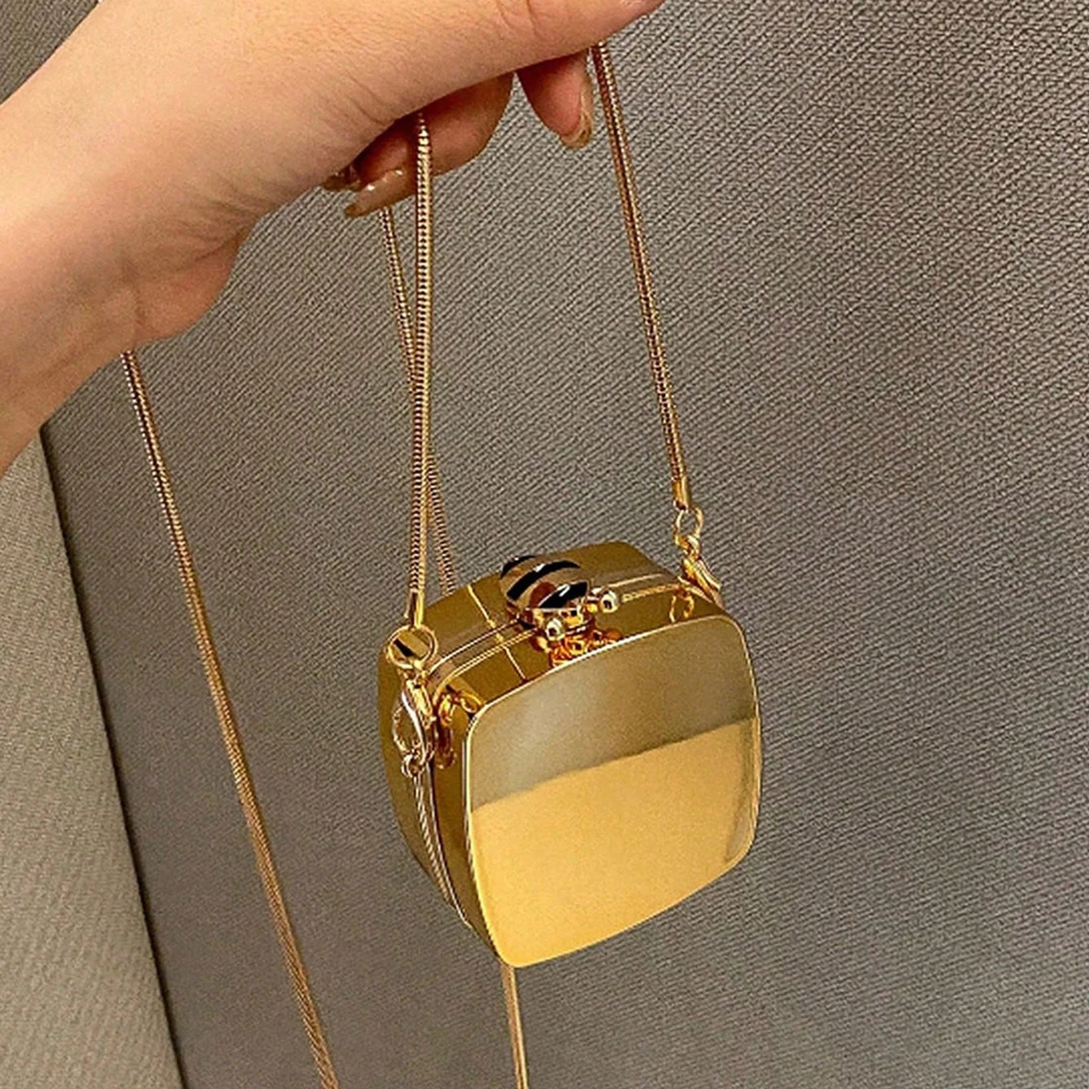 Classic trend hot selling personalized mini acrylic small square bag creative shiny fashion versatile crossbody bag
Classic trend hot selling personalized mini acrylic small square bag creative shiny fashion versatile crossbody bag