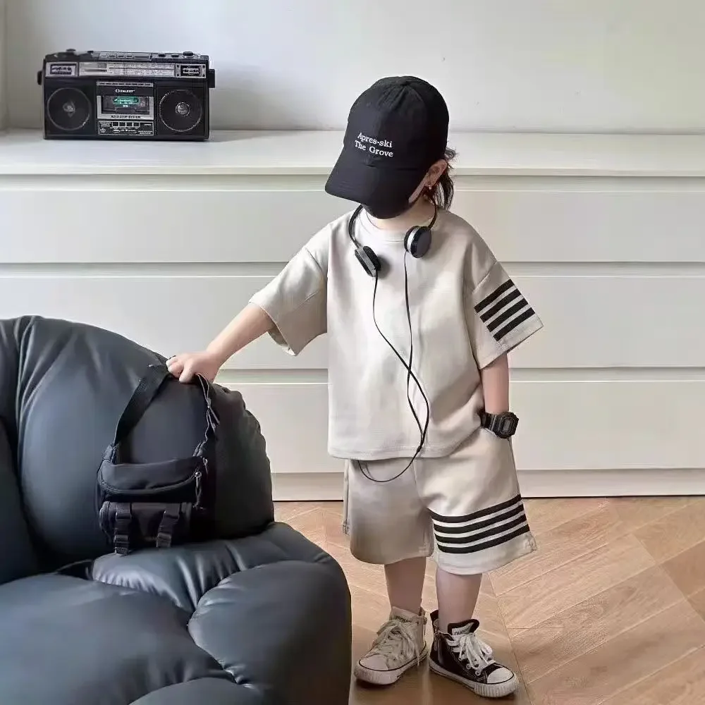 Korean version baby new casual sports short sleeved shorts handsome children stripes print two-piece set
Korean version baby new casual sports short sleeved shorts handsome children stripes print two-piece set