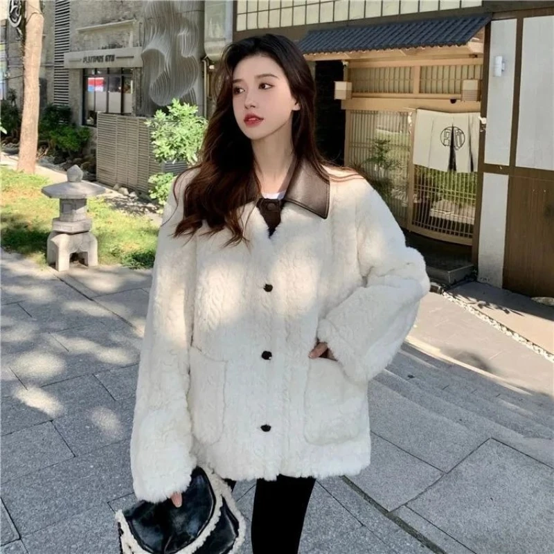 2025 Winter Faux Fur Lamb Wool Coat for Women Korean Style Double Layer PU Collar Thickened Parka
2025 Winter Faux Fur Lamb Wool Coat for Women Korean Style Double Layer PU Collar Thickened Parka