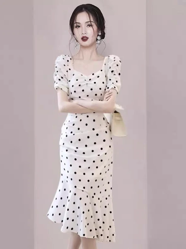 Spring 2026 High Waist Fish Tail Skirt Fashionable Polka Dot Slimming Design Korean Style Bubble Sleeve Short Sleeve Dress
Spring 2026 High Waist Fish Tail Skirt Fashionable Polka Dot Slimming Design Korean Style Bubble Sleeve Short Sleeve Dress